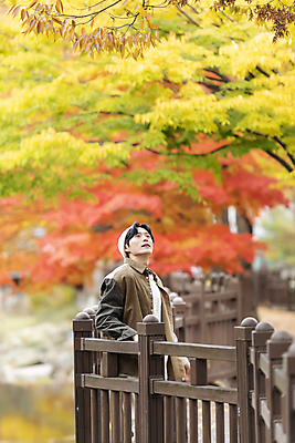 포토 JPG 남자 단풍나무 휴가 휴식 한명 풍경 상반신 20대 성인 옆모습 울타리 기댐 한국인 올려보기 가을 힐링 데크 단양 성인남자한명만 사인암 국내포토 나무 1 계절 뷰포인트 컨셉 단풍 모션 사람 동양인 청년 담장 충청북도 명승지 남자한명만 성인남자만 파일형식