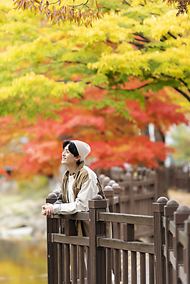 포토 JPG 남자 단풍나무 휴가 휴식 한명 풍경 상반신 20대 성인 옆모습 울타리 카메라 기댐 한국인 올려보기 가을 힐링 단양 성인남자한명만 사인암 국내포토 나무 1 계절 뷰포인트 컨셉 단풍 모션 사람 동양인 청년 전자제품 담장 충청북도 명승지 남자한명만 성인남자만 파일형식