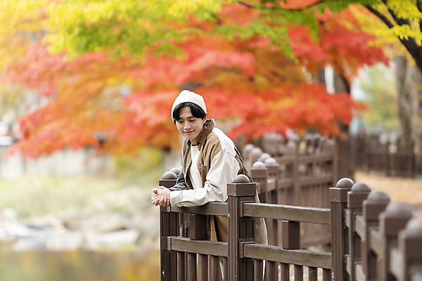포토 JPG 남자 단풍나무 휴가 휴식 한명 풍경 상반신 20대 성인 옆모습 울타리 카메라 기댐 한국인 가을 힐링 단양 성인남자한명만 내려보기 사인암 국내포토 나무 1 계절 뷰포인트 컨셉 단풍 모션 사람 동양인 청년 전자제품 담장 충청북도 명승지 남자한명만 성인남자만 파일형식