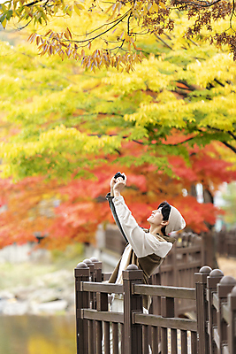 포토 JPG 남자 단풍나무 휴가 휴식 한명 들기 풍경 상반신 20대 성인 옆모습 울타리 카메라 사진촬영 한국인 올려보기 가을 힐링 단양 성인남자한명만 사인암 국내포토 나무 1 계절 뷰포인트 컨셉 단풍 모션 사람 동양인 청년 전자제품 담장 촬영 충청북도 명승지 남자한명만 성인남자만 파일형식