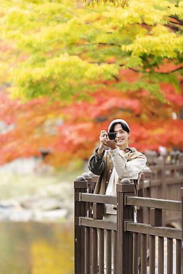 포토 JPG 남자 단풍나무 휴가 휴식 한명 들기 풍경 상반신 20대 성인 앞모습 울타리 카메라 사진촬영 한국인 가을 힐링 단양 성인남자한명만 사인암 국내포토 나무 1 계절 뷰포인트 컨셉 단풍 모션 사람 동양인 청년 전자제품 담장 촬영 충청북도 명승지 남자한명만 성인남자만 파일형식