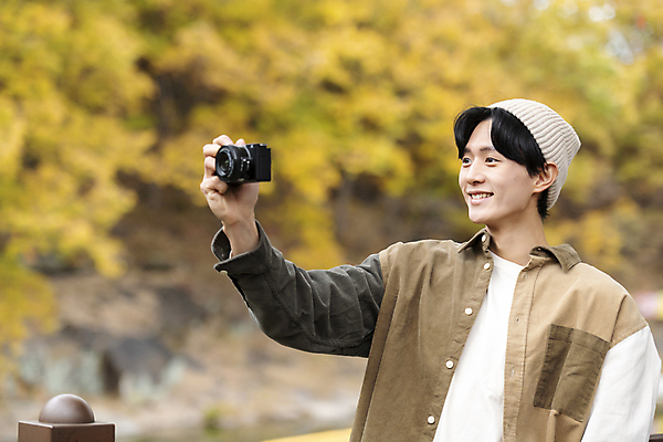 포토 JPG 남자 단풍나무 휴가 휴식 한명 들기 풍경 근접촬영 상반신 20대 성인 앞모습 카메라 사진촬영 한국인 가을 힐링 단양 성인남자한명만 사인암 국내포토 나무 1 계절 뷰포인트 컨셉 단풍 모션 사람 동양인 청년 전자제품 촬영 충청북도 명승지 남자한명만 성인남자만 파일형식