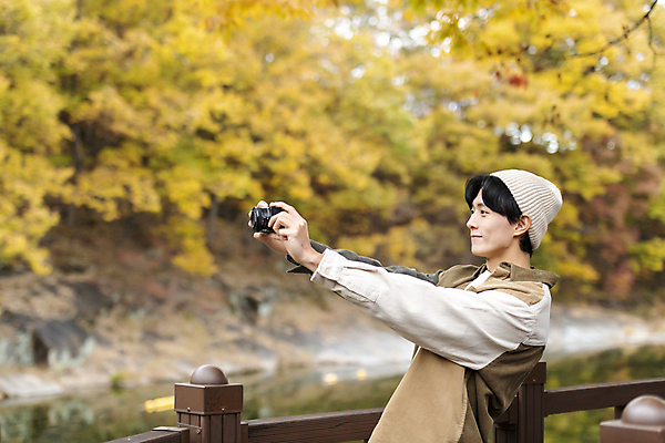 포토 JPG 남자 단풍나무 휴가 휴식 한명 들기 풍경 근접촬영 상반신 20대 성인 옆모습 울타리 카메라 사진촬영 한국인 가을 힐링 단양 성인남자한명만 사인암 국내포토 나무 1 계절 뷰포인트 컨셉 단풍 모션 사람 동양인 청년 전자제품 담장 촬영 충청북도 명승지 남자한명만 성인남자만 파일형식