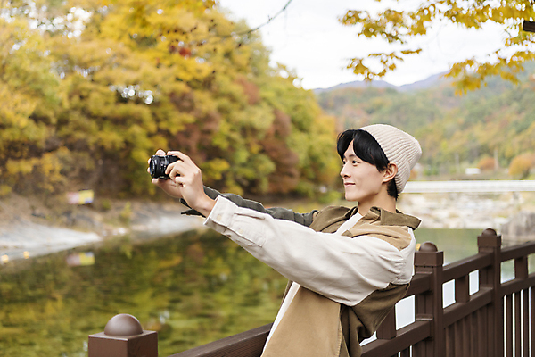 포토 JPG 남자 단풍나무 휴가 휴식 한명 미소 들기 풍경 상반신 20대 성인 옆모습 울타리 카메라 계곡 사진촬영 한국인 가을 힐링 단양 성인남자한명만 사인암 국내포토 나무 1 계절 뷰포인트 컨셉 단풍 모션 표정 사람 동양인 청년 전자제품 담장 촬영 충청북도 명승지 남자한명만 성인남자만 파일형식