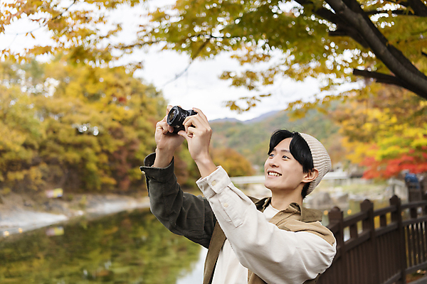 포토 JPG 남자 단풍나무 휴가 휴식 한명 들기 풍경 상반신 20대 성인 옆모습 카메라 계곡 사진촬영 한국인 올려보기 가을 힐링 단양 성인남자한명만 사인암 국내포토 나무 1 계절 뷰포인트 컨셉 단풍 모션 사람 동양인 청년 전자제품 촬영 충청북도 명승지 남자한명만 성인남자만 파일형식