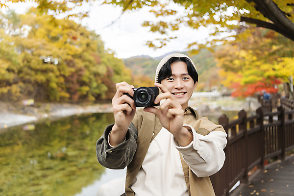 포토 JPG 남자 단풍나무 휴가 휴식 한명 들기 풍경 상반신 20대 성인 앞모습 울타리 카메라 계곡 사진촬영 한국인 가을 힐링 단양 성인남자한명만 사인암 국내포토 나무 1 계절 뷰포인트 컨셉 단풍 모션 사람 동양인 청년 전자제품 담장 촬영 충청북도 명승지 남자한명만 성인남자만 파일형식