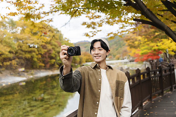 포토 JPG 남자 단풍나무 휴가 휴식 한명 들기 풍경 상반신 20대 성인 앞모습 울타리 카메라 계곡 사진촬영 한국인 가을 힐링 단양 성인남자한명만 사인암 국내포토 나무 1 계절 뷰포인트 컨셉 단풍 모션 사람 동양인 청년 전자제품 담장 촬영 충청북도 명승지 남자한명만 성인남자만 파일형식