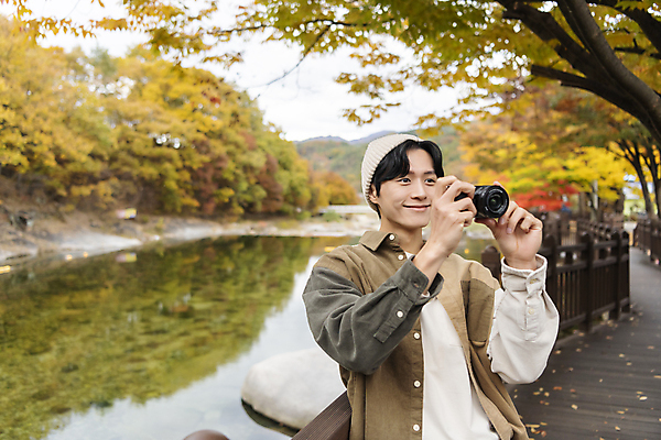 포토 JPG 남자 단풍나무 휴가 휴식 한명 들기 풍경 상반신 20대 성인 앞모습 울타리 카메라 계곡 사진촬영 기댐 한국인 가을 힐링 단양 성인남자한명만 사인암 국내포토 나무 1 계절 뷰포인트 컨셉 단풍 모션 사람 동양인 청년 전자제품 담장 촬영 충청북도 명승지 남자한명만 성인남자만 파일형식