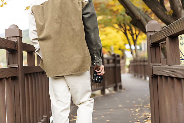 포토 JPG 남자 단풍나무 휴가 휴식 한명 들기 풍경 상반신 20대 성인 뒷모습 울타리 카메라 한국인 가을 힐링 단양 성인남자한명만 사인암 국내포토 나무 1 계절 뷰포인트 컨셉 단풍 모션 사람 동양인 청년 전자제품 담장 충청북도 명승지 남자한명만 성인남자만 파일형식