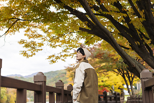 포토 JPG 응시 남자 단풍나무 휴가 휴식 한명 풍경 상반신 20대 성인 옆모습 뒷모습 울타리 한국인 올려보기 가을 주머니손 힐링 단양 성인남자한명만 사인암 국내포토 나무 1 시선 계절 뷰포인트 컨셉 단풍 모션 사람 동양인 청년 담장 충청북도 명승지 남자한명만 성인남자만 파일형식