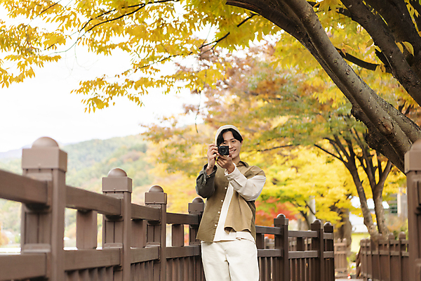 포토 JPG 남자 단풍나무 휴가 휴식 한명 들기 풍경 상반신 20대 성인 앞모습 울타리 카메라 사진촬영 한국인 가을 힐링 단양 성인남자한명만 사인암 국내포토 나무 1 계절 뷰포인트 컨셉 단풍 모션 사람 동양인 청년 전자제품 담장 촬영 충청북도 명승지 남자한명만 성인남자만 파일형식