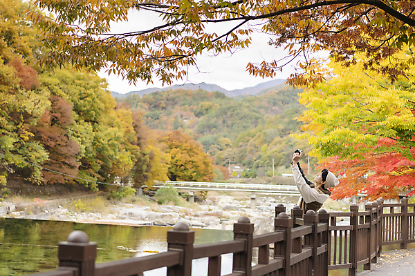 포토 JPG 남자 단풍나무 휴가 휴식 한명 미소 들기 풍경 상반신 20대 성인 옆모습 울타리 카메라 계곡 한국인 가을 힐링 데크 단양 성인남자한명만 사인암 국내포토 나무 1 계절 뷰포인트 컨셉 단풍 모션 표정 사람 동양인 청년 전자제품 담장 충청북도 명승지 남자한명만 성인남자만 파일형식