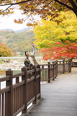 포토 JPG 남자 단풍나무 휴가 휴식 한명 미소 풍경 상반신 20대 성인 옆모습 울타리 기댐 한국인 올려보기 가을 힐링 손뻗기 단양 성인남자한명만 사인암 국내포토 나무 1 계절 뷰포인트 컨셉 단풍 모션 표정 사람 동양인 청년 담장 충청북도 명승지 남자한명만 성인남자만 파일형식