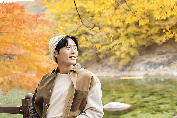 포토 JPG 응시 남자 단풍나무 휴가 휴식 한명 미소 풍경 상반신 20대 성인 앞모습 울타리 계곡 한국인 가을 힐링 단양 성인남자한명만 사인암 국내포토 나무 1 시선 계절 뷰포인트 컨셉 단풍 표정 사람 동양인 청년 담장 충청북도 명승지 남자한명만 성인남자만 파일형식