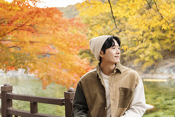 포토 JPG 응시 남자 단풍나무 휴가 휴식 한명 풍경 상반신 20대 성인 앞모습 울타리 계곡 한국인 가을 힐링 단양 성인남자한명만 사인암 국내포토 나무 1 시선 계절 뷰포인트 컨셉 단풍 사람 동양인 청년 담장 충청북도 명승지 남자한명만 성인남자만 파일형식