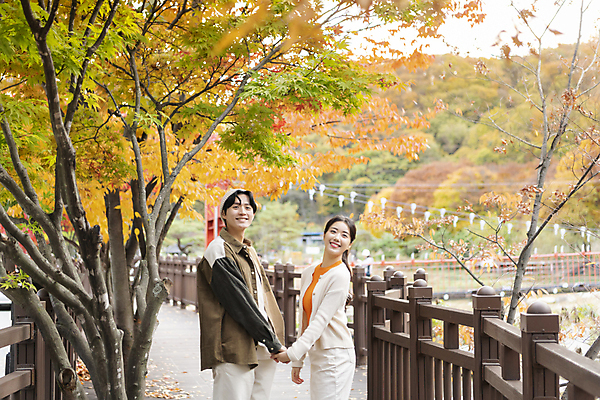 포토 JPG 커플 여자 남자 데이트 단풍나무 휴가 휴식 미소 풍경 상반신 20대 성인 두명 옆모습 울타리 손잡기 한국인 가을 뒤돌아보기 힐링 단양 성인만 사인암 국내포토 나무 계절 뷰포인트 컨셉 단풍 관계 모션 표정 사람 동양인 청년 담장 충청북도 명승지 파일형식