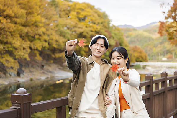 포토 JPG 커플 여자 남자 단풍 데이트 단풍나무 휴가 휴식 미소 들기 풍경 상반신 20대 성인 두명 앞모습 울타리 팔짱 한국인 가을 힐링 단양 성인만 사인암 국내포토 나무 계절 뷰포인트 컨셉 잎 관계 모션 표정 사람 동양인 청년 담장 충청북도 명승지 파일형식