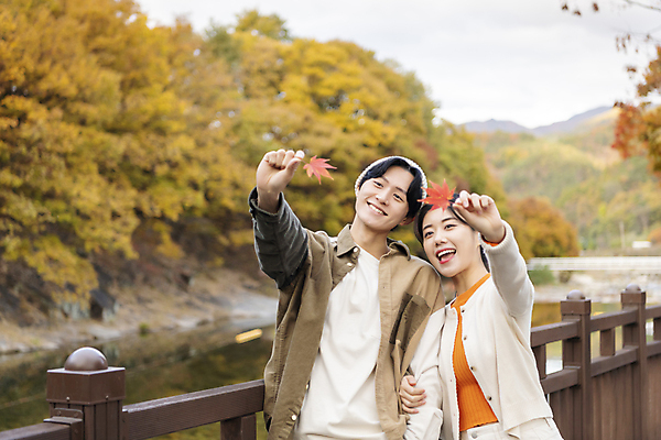 포토 JPG 커플 여자 남자 단풍 데이트 단풍나무 휴가 휴식 미소 들기 풍경 상반신 20대 성인 두명 앞모습 울타리 팔짱 한국인 가을 힐링 단양 성인만 사인암 국내포토 나무 계절 뷰포인트 컨셉 잎 관계 모션 표정 사람 동양인 청년 담장 충청북도 명승지 파일형식
