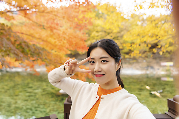 포토 JPG 여자 단풍나무 휴가 휴식 한명 미소 풍경 상반신 20대 성인 앞모습 계곡 한국인 가을 셀프카메라 브이 힐링 단양 성인여자한명만 사인암 국내포토 나무 1 계절 뷰포인트 컨셉 단풍 표정 사람 동양인 손짓 청년 사진촬영 충청북도 명승지 여자한명만 성인여자만 파일형식