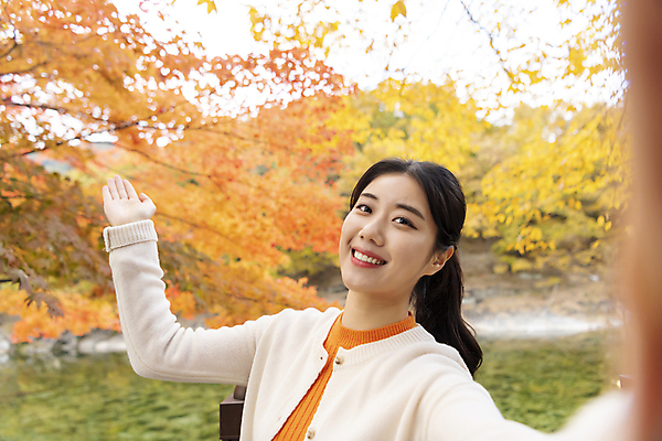 포토 JPG 여자 단풍나무 휴가 휴식 안내 한명 미소 풍경 상반신 20대 성인 앞모습 계곡 한국인 가을 가리킴 셀프카메라 힐링 단양 성인여자한명만 사인암 국내포토 나무 1 계절 뷰포인트 컨셉 단풍 표정 사람 동양인 손짓 청년 사진촬영 충청북도 명승지 여자한명만 성인여자만 파일형식
