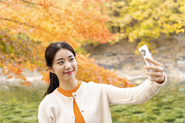포토 JPG 여자 단풍나무 휴가 휴식 한명 미소 들기 풍경 상반신 20대 성인 앞모습 스마트폰 계곡 한국인 가을 셀프카메라 힐링 단양 성인여자한명만 사인암 국내포토 나무 1 계절 뷰포인트 컨셉 단풍 모션 표정 사람 동양인 청년 핸드폰 스마트기기 사진촬영 충청북도 명승지 여자한명만 성인여자만 파일형식