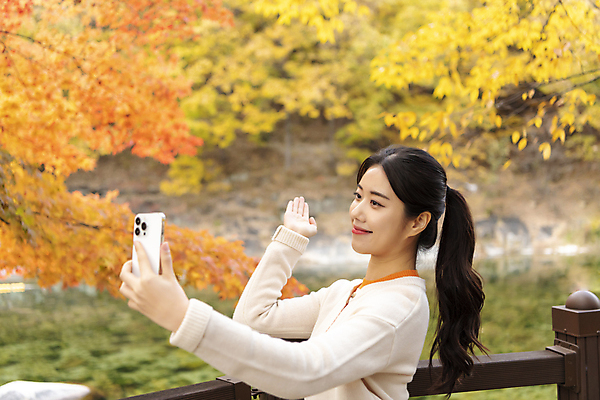 포토 JPG 여자 단풍나무 휴가 휴식 안내 한명 미소 들기 풍경 상반신 20대 성인 옆모습 스마트폰 계곡 한국인 가을 가리킴 셀프카메라 힐링 단양 성인여자한명만 사인암 국내포토 나무 1 계절 뷰포인트 컨셉 단풍 모션 표정 사람 동양인 손짓 청년 핸드폰 스마트기기 사진촬영 충청북도 명승지 여자한명만 성인여자만 파일형식