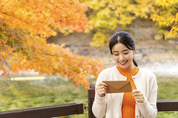 포토 JPG 여자 단풍나무 휴가 휴식 한명 미소 들기 풍경 상반신 20대 성인 앞모습 울타리 계곡 한국인 가을 편지 읽기 힐링 단양 성인여자한명만 내려보기 사인암 국내포토 나무 1 계절 뷰포인트 컨셉 단풍 모션 표정 사람 동양인 청년 담장 충청북도 명승지 여자한명만 성인여자만 파일형식