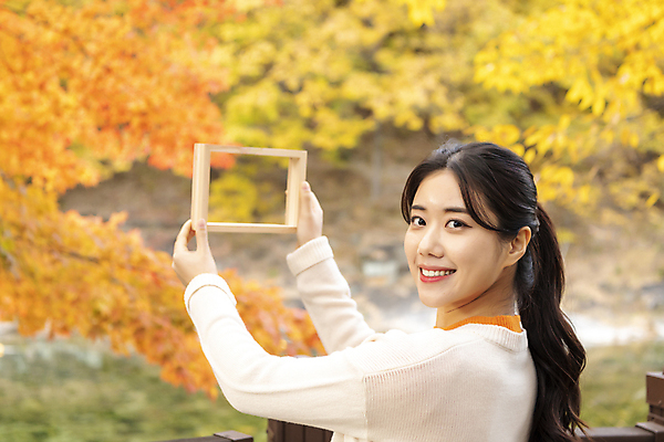 포토 JPG 여자 액자 단풍나무 휴가 휴식 프레임 액자틀 한명 미소 들기 풍경 상반신 20대 성인 옆모습 계곡 한국인 가을 뒤돌아보기 힐링 단양 성인여자한명만 사인암 국내포토 나무 1 계절 뷰포인트 컨셉 단풍 모션 표정 틀 사람 동양인 청년 충청북도 명승지 여자한명만 성인여자만 파일형식
