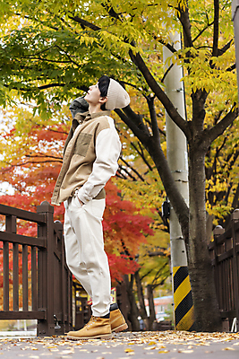 포토 JPG 전신 남자 낙엽 단풍나무 휴가 휴식 한명 미소 풍경 20대 성인 옆모습 울타리 한국인 올려보기 가을 전봇대 주머니손 힐링 데크 단양 성인남자한명만 사인암 국내포토 나무 1 계절 공공시설 뷰포인트 컨셉 단풍 잎 모션 표정 사람 동양인 청년 담장 충청북도 명승지 남자한명만 성인남자만 파일형식