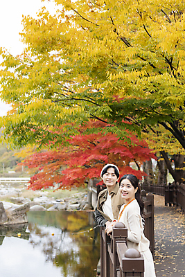 포토 JPG 커플 여자 남자 데이트 단풍나무 휴가 휴식 미소 풍경 상반신 20대 성인 두명 옆모습 울타리 기댐 한국인 가을 힐링 데크 단양 성인만 사인암 국내포토 나무 계절 뷰포인트 컨셉 단풍 관계 모션 표정 사람 동양인 청년 담장 충청북도 명승지 파일형식