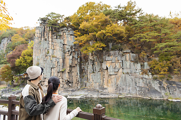 포토 JPG 커플 여자 남자 데이트 단풍나무 휴가 휴식 풍경 상반신 20대 성인 두명 옆모습 뒷모습 울타리 계곡 한국인 올려보기 가을 힐링 단양 성인만 어깨에손 사인암 국내포토 나무 계절 뷰포인트 컨셉 단풍 관계 모션 사람 동양인 청년 담장 충청북도 명승지 파일형식