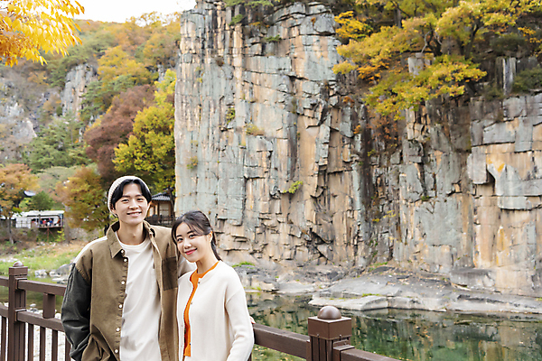 포토 JPG 커플 여자 남자 데이트 단풍나무 휴가 휴식 미소 풍경 상반신 20대 성인 두명 앞모습 옆모습 울타리 계곡 한국인 가을 힐링 단양 성인만 사인암 국내포토 나무 계절 뷰포인트 컨셉 단풍 관계 표정 사람 동양인 청년 담장 충청북도 명승지 파일형식