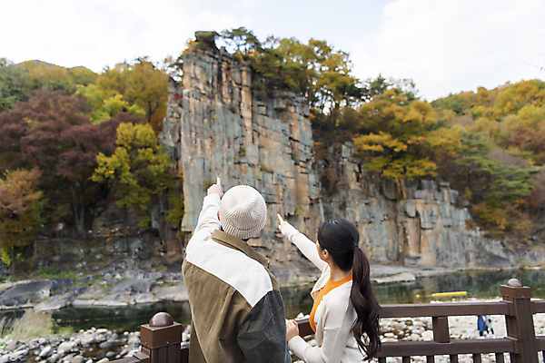 포토 JPG 커플 여자 남자 데이트 단풍나무 휴가 휴식 풍경 상반신 20대 성인 두명 옆모습 뒷모습 울타리 계곡 한국인 올려보기 가을 가리킴 힐링 단양 성인만 사인암 국내포토 나무 계절 뷰포인트 컨셉 단풍 관계 모션 사람 동양인 손짓 청년 담장 충청북도 명승지 파일형식