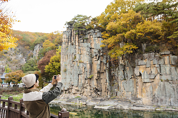 포토 JPG 남자 단풍나무 휴가 휴식 한명 들기 풍경 상반신 20대 성인 옆모습 뒷모습 울타리 카메라 계곡 사진촬영 한국인 가을 힐링 단양 성인남자한명만 사인암 국내포토 나무 1 계절 뷰포인트 컨셉 단풍 모션 사람 동양인 청년 전자제품 담장 촬영 충청북도 명승지 남자한명만 성인남자만 파일형식