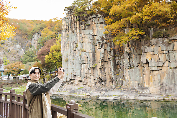 포토 JPG 남자 단풍나무 휴가 휴식 한명 미소 들기 풍경 상반신 20대 성인 옆모습 울타리 카메라 계곡 사진촬영 한국인 가을 힐링 단양 성인남자한명만 사인암 국내포토 나무 1 계절 뷰포인트 컨셉 단풍 모션 표정 사람 동양인 청년 전자제품 담장 촬영 충청북도 명승지 남자한명만 성인남자만 파일형식