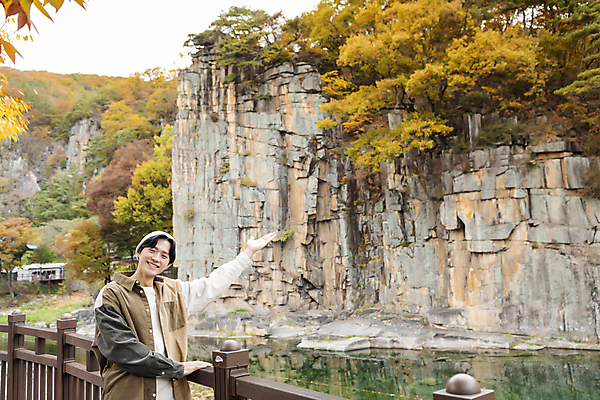 포토 JPG 남자 단풍나무 휴가 휴식 안내 한명 미소 풍경 상반신 20대 성인 앞모습 울타리 계곡 기댐 한국인 가을 가리킴 힐링 단양 성인남자한명만 사인암 국내포토 나무 1 계절 뷰포인트 컨셉 단풍 모션 표정 사람 동양인 손짓 청년 담장 충청북도 명승지 남자한명만 성인남자만 파일형식