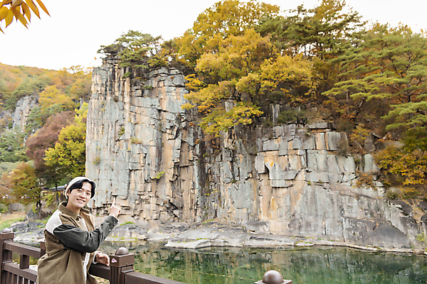 포토 JPG 남자 단풍나무 휴가 휴식 한명 미소 풍경 상반신 20대 성인 옆모습 울타리 계곡 기댐 한국인 가을 가리킴 힐링 단양 성인남자한명만 사인암 국내포토 나무 1 계절 뷰포인트 컨셉 단풍 모션 표정 사람 동양인 손짓 청년 담장 충청북도 명승지 남자한명만 성인남자만 파일형식