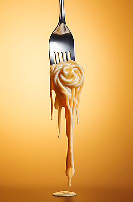 JPG 편집이미지 포크 파스타 사람없음 노란색 흐름 파스타면 크림파스타 편집실사 AI포토 AI콘텐츠 식기 컬러 컨셉 서양음식 면류 CG 파일형식