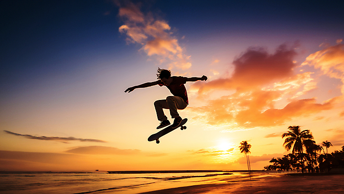 JPG 전신 구름 편집이미지 바다 하늘 한명 사람 풍경 성인 해변 야자수 점프 일몰 스케이트보드 역광 성인한명만 편집실사 AI포토 AI콘텐츠 자연요소 나무 1 모션 노을 보드_스포츠 CG 성인만 파일형식
