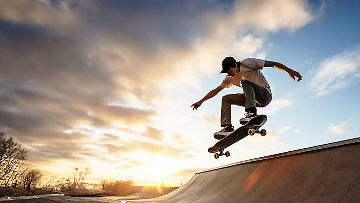 JPG 전신 구름 편집이미지 남자 하늘 한명 풍경 성인 점프 일몰 스케이트보드 성인남자한명만 편집실사 AI포토 AI콘텐츠 자연요소 1 모션 사람 노을 보드_스포츠 CG 남자한명만 성인남자만 파일형식