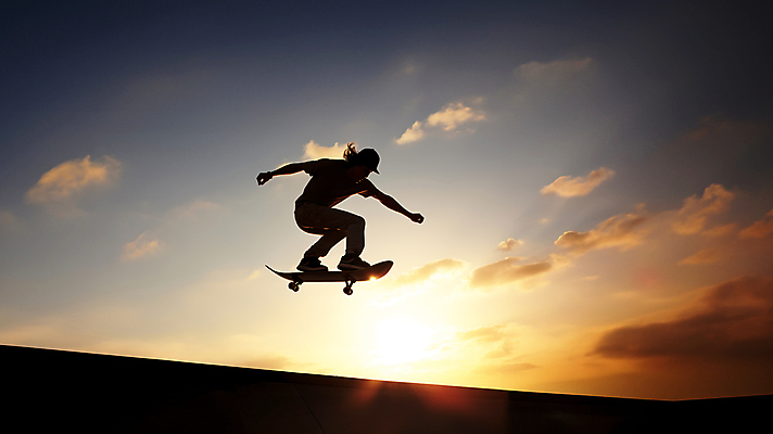 JPG 전신 구름 편집이미지 실루엣 하늘 한명 사람 풍경 성인 햇빛 점프 일몰 스케이트보드 역광 성인한명만 편집실사 AI포토 AI콘텐츠 자연요소 1 모션 촬영기법 태양 노을 보드_스포츠 CG 성인만 파일형식