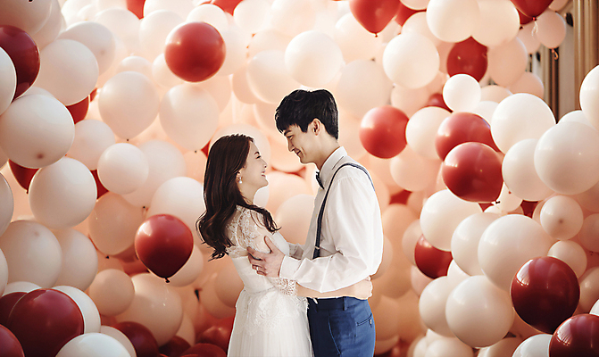 PSD 편집이미지 커플 여자 남자 웨딩드레스 결혼 안기 결혼식 사랑 웃음 상반신 20대 성인 두명 마주보기 화목 한국인 디지털합성 풍선 신랑신부 성인만 웨딩촬영 이미지편집 드레스 감정 신부_웨딩 신랑 컨셉 관계 모션 표정 사람 동양인 이벤트 청년 기념사진 파일형식