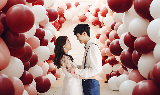 PSD 편집이미지 커플 여자 남자 웨딩드레스 결혼 안기 결혼식 사랑 웃음 상반신 20대 성인 두명 마주보기 화목 한국인 잡기 디지털합성 풍선 신랑신부 성인만 웨딩촬영 이미지편집 드레스 감정 신부_웨딩 신랑 컨셉 관계 모션 표정 사람 동양인 이벤트 청년 기념사진 파일형식