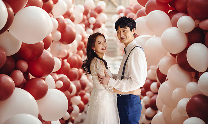 PSD 편집이미지 커플 응시 여자 남자 웨딩드레스 허리손 결혼 안기 결혼식 사랑 미소 상반신 20대 성인 두명 화목 한국인 디지털합성 풍선 신랑신부 성인만 웨딩촬영 이미지편집 시선 드레스 감정 신부_웨딩 포즈 신랑 컨셉 관계 모션 표정 사람 동양인 이벤트 청년 기념사진 파일형식
