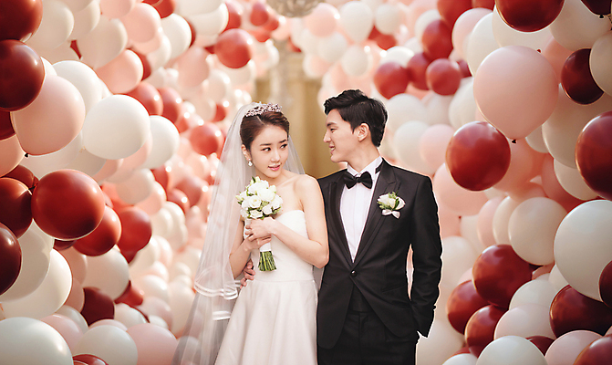 PSD 편집이미지 커플 응시 여자 남자 부케 웨딩드레스 허리손 결혼 결혼식 사랑 들기 턱시도 상반신 20대 성인 두명 화목 한국인 디지털합성 주머니손 풍선 신랑신부 성인만 웨딩촬영 이미지편집 시선 드레스 감정 신부_웨딩 꽃다발 포즈 신랑 컨셉 관계 모션 사람 동양인 정장 이벤트 청년 기념사진 파일형식