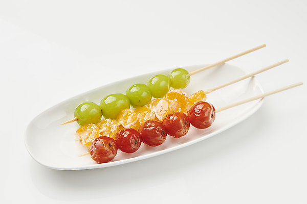 포토 JPG 접시 방울토마토 디저트 귤 사람없음 꼬치 달콤 설탕 기호식품 길거리음식 탕후루 망고포도 국내포토 식기 음식 토마토 과일 간식 맛 청포도 파일형식