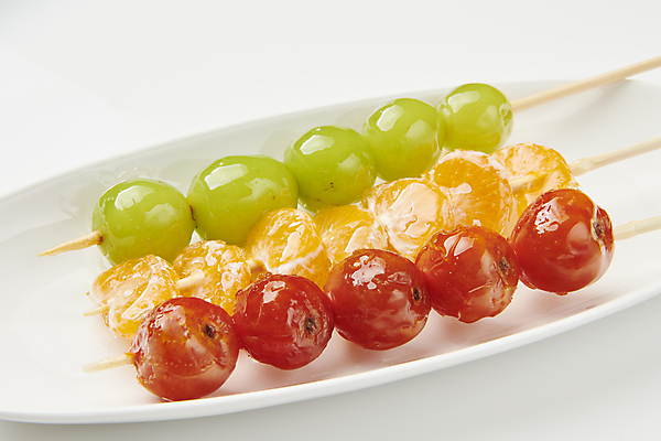 포토 JPG 접시 방울토마토 디저트 귤 사람없음 꼬치 달콤 설탕 기호식품 길거리음식 탕후루 망고포도 국내포토 식기 음식 토마토 과일 간식 맛 청포도 파일형식