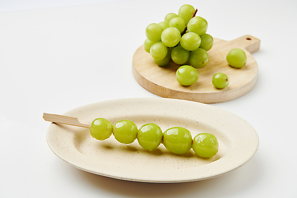 포토 JPG 그릇 디저트 사람없음 초록색 꼬치 달콤 설탕 기호식품 길거리음식 나무도마 탕후루 망고포도 국내포토 식기 음식 컬러 도마 목재 간식 맛 청포도 파일형식