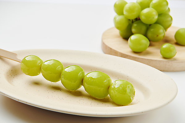 포토 JPG 그릇 디저트 사람없음 초록색 꼬치 달콤 설탕 기호식품 길거리음식 나무도마 탕후루 망고포도 국내포토 식기 음식 컬러 도마 목재 간식 맛 청포도 파일형식