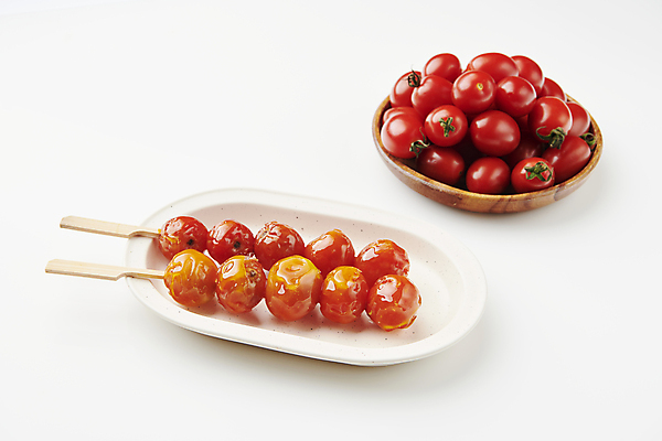 포토 JPG 그릇 방울토마토 디저트 사람없음 빨간색 꼬치 달콤 설탕 담기 기호식품 길거리음식 나무그릇 탕후루 국내포토 식기 음식 컬러 토마토 모션 목재 간식 맛 파일형식